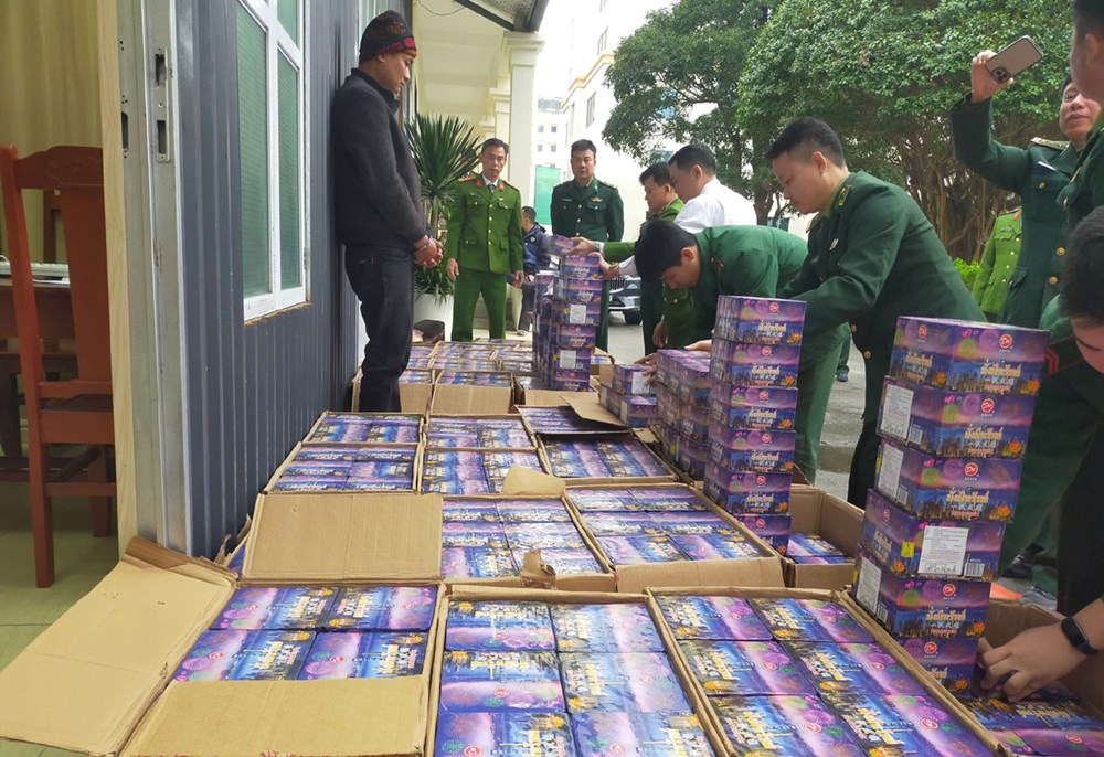 Bắt giữ hơn 1 tấn pháo nổ ngụy trang trong xe hàng Tết từ Lào về Việt Nam - ảnh 2