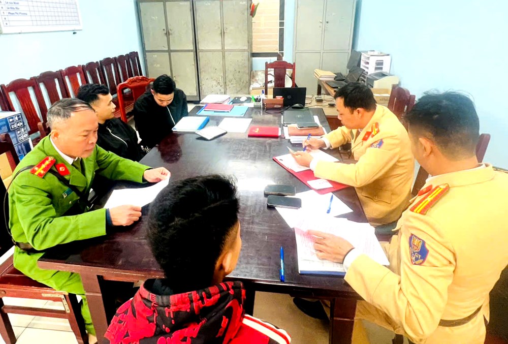 Không mũ, không bằng, xe độ pô, nam thanh niên bị phạt 26,5 triệu đồng - ảnh 1