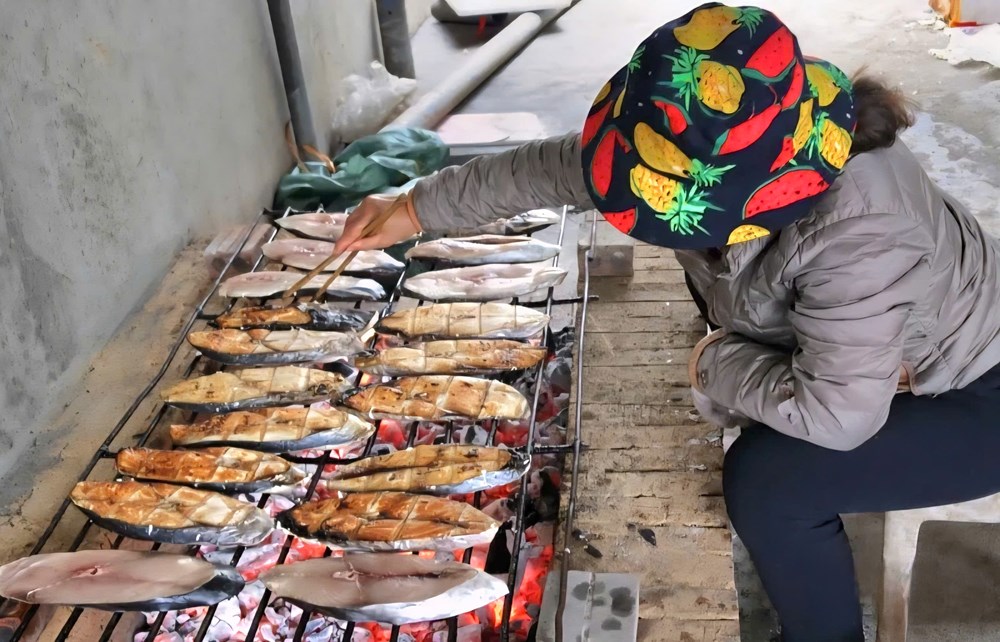 Thủ phủ cá thu nướng xứ Thanh đỏ lửa suốt đêm cận Tết - ảnh 1