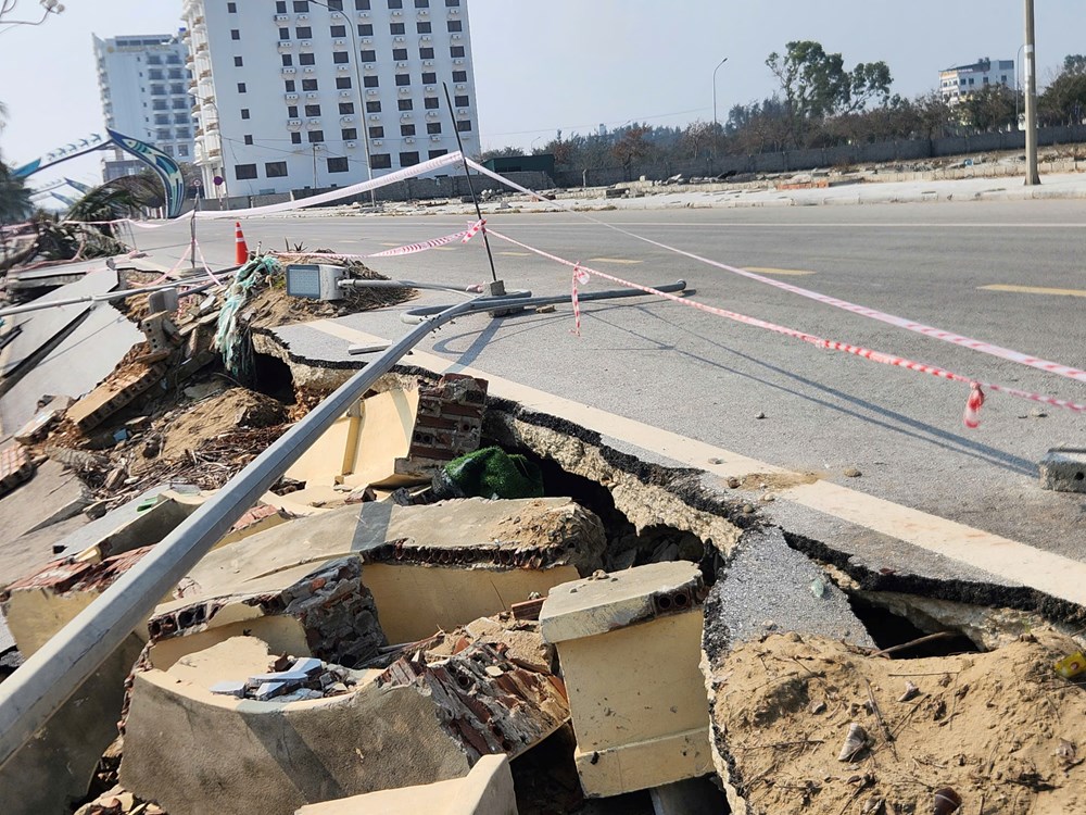 Kè biển Hải Tiến sạt lở nghiêm trọng, tỉnh Thanh Hóa yêu cầu xử lý khẩn cấp - ảnh 2
