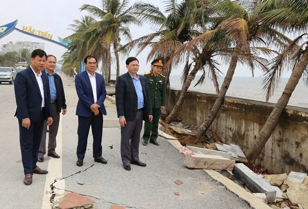 Kè biển Hải Tiến sạt lở nghiêm trọng, tỉnh Thanh Hóa yêu cầu xử lý khẩn cấp - ảnh 1