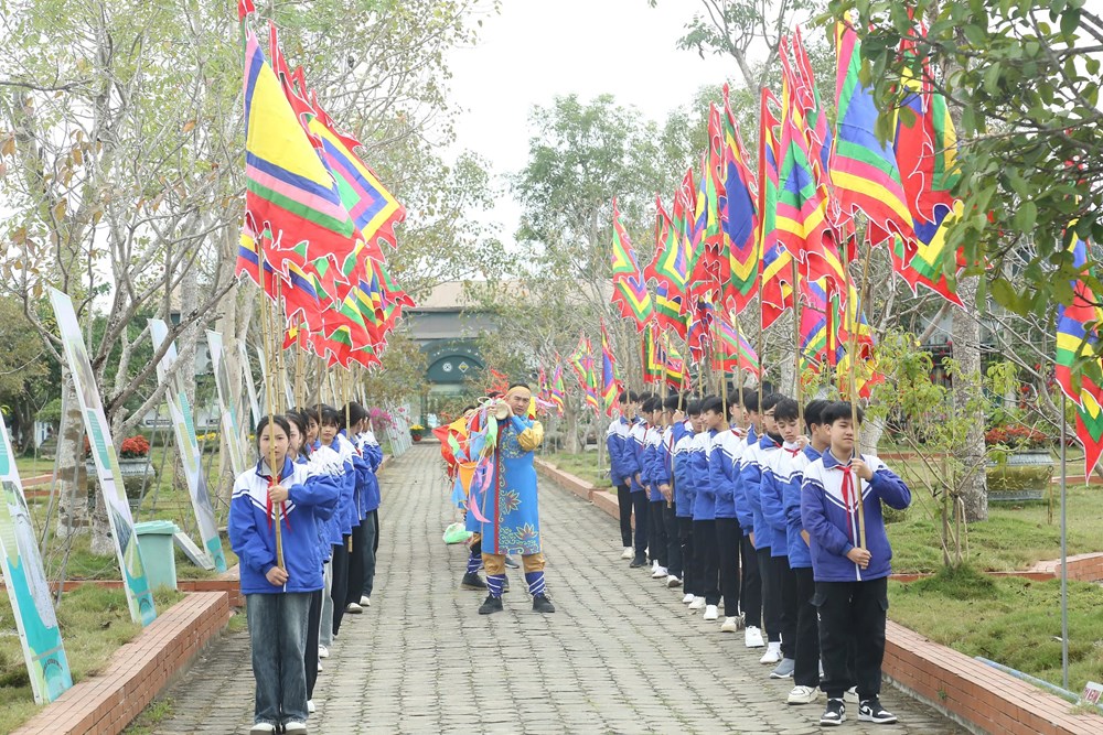 Thành nhà Hồ dựng nêu đón Tết, đánh thức hồn xuân Tây Đô - ảnh 1