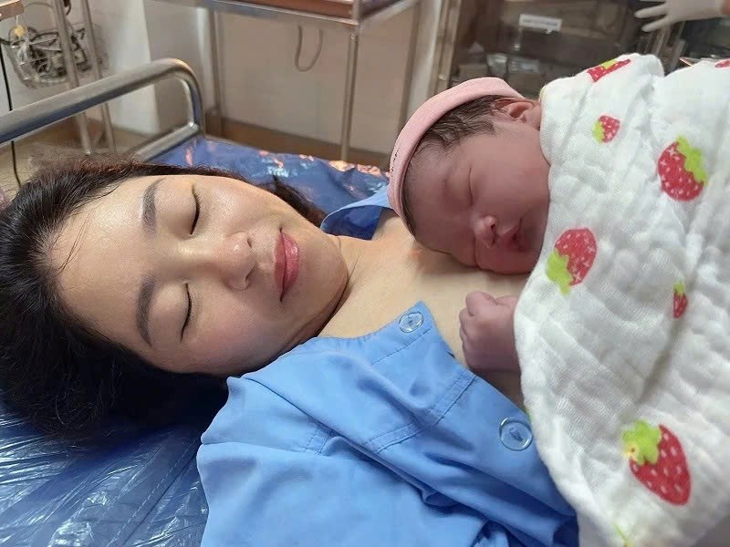 Những em bé “Ngựa vàng” đầu tiên chào đời trong đêm giao thừa - ảnh 1