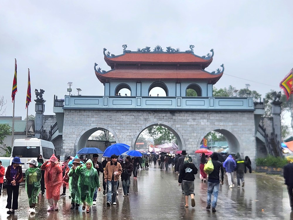 Dòng người hành hương về Phủ Na dưới mưa Xuân - ảnh 1