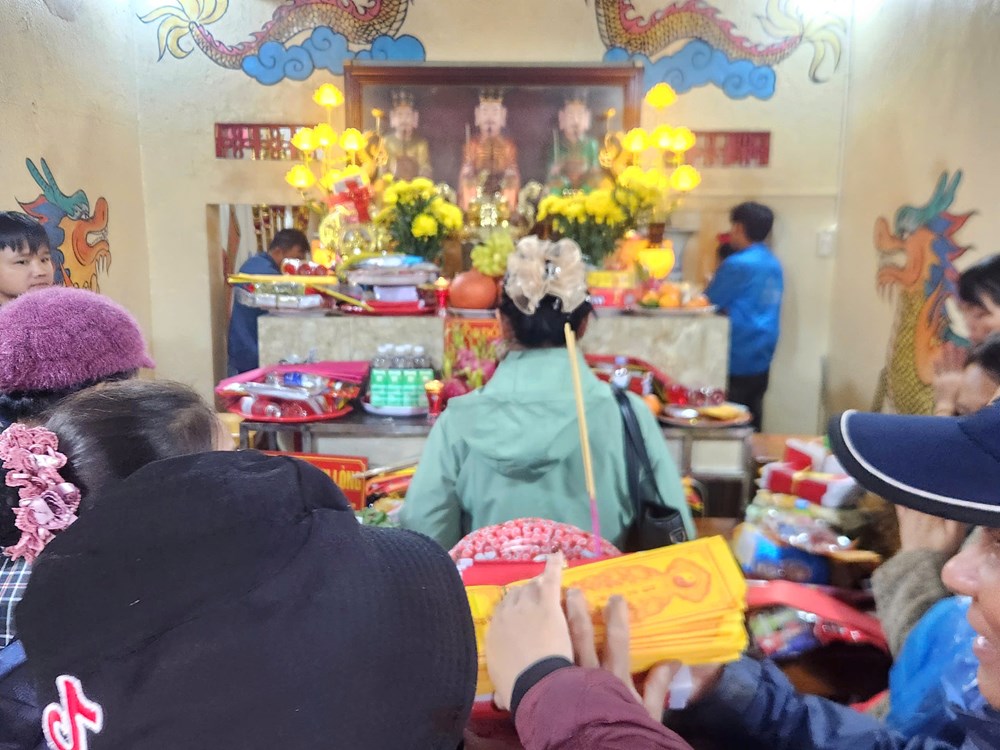 Dòng người hành hương về Phủ Na dưới mưa Xuân - ảnh 5