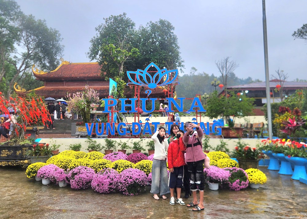 Dòng người hành hương về Phủ Na dưới mưa Xuân - ảnh 7