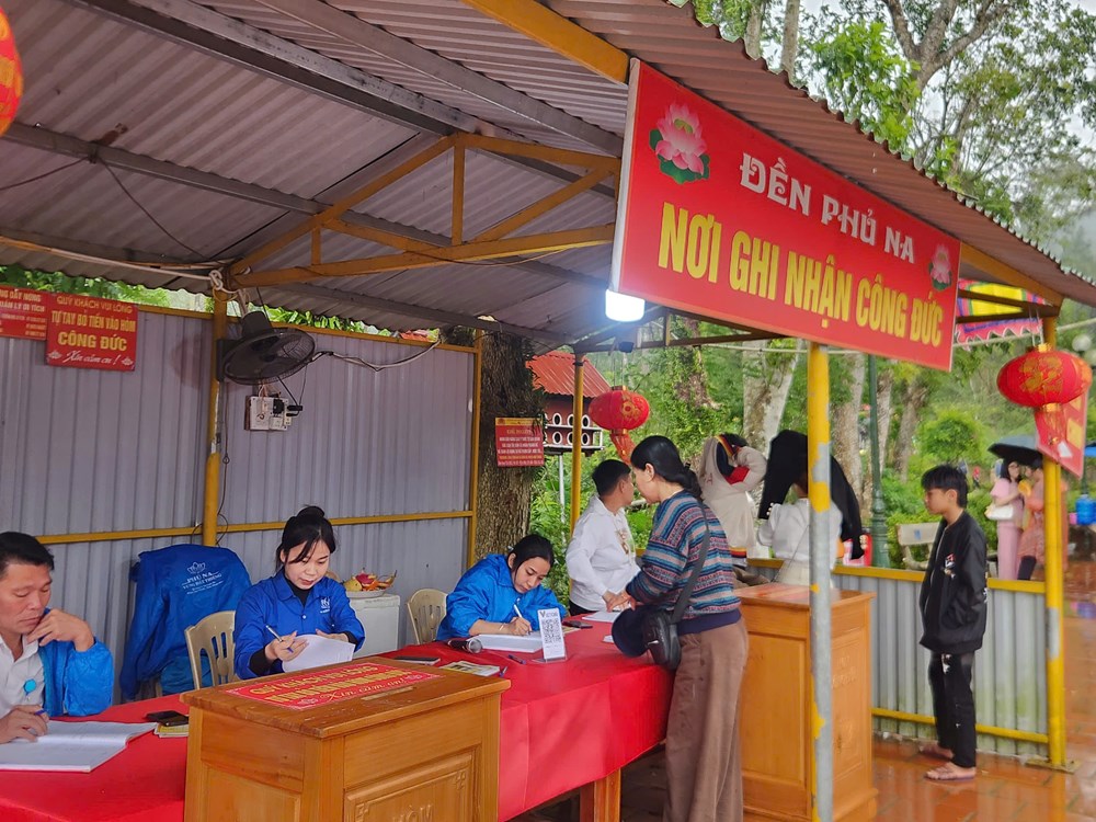 Dòng người hành hương về Phủ Na dưới mưa Xuân - ảnh 6