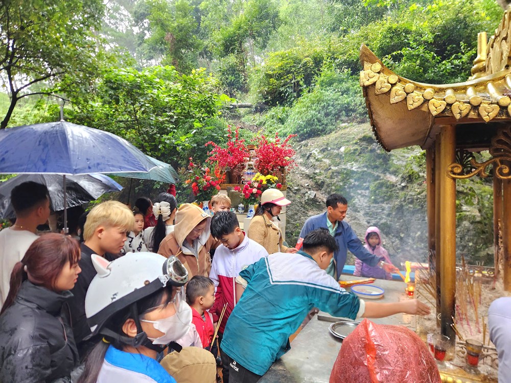 Dòng người hành hương về Phủ Na dưới mưa Xuân - ảnh 2