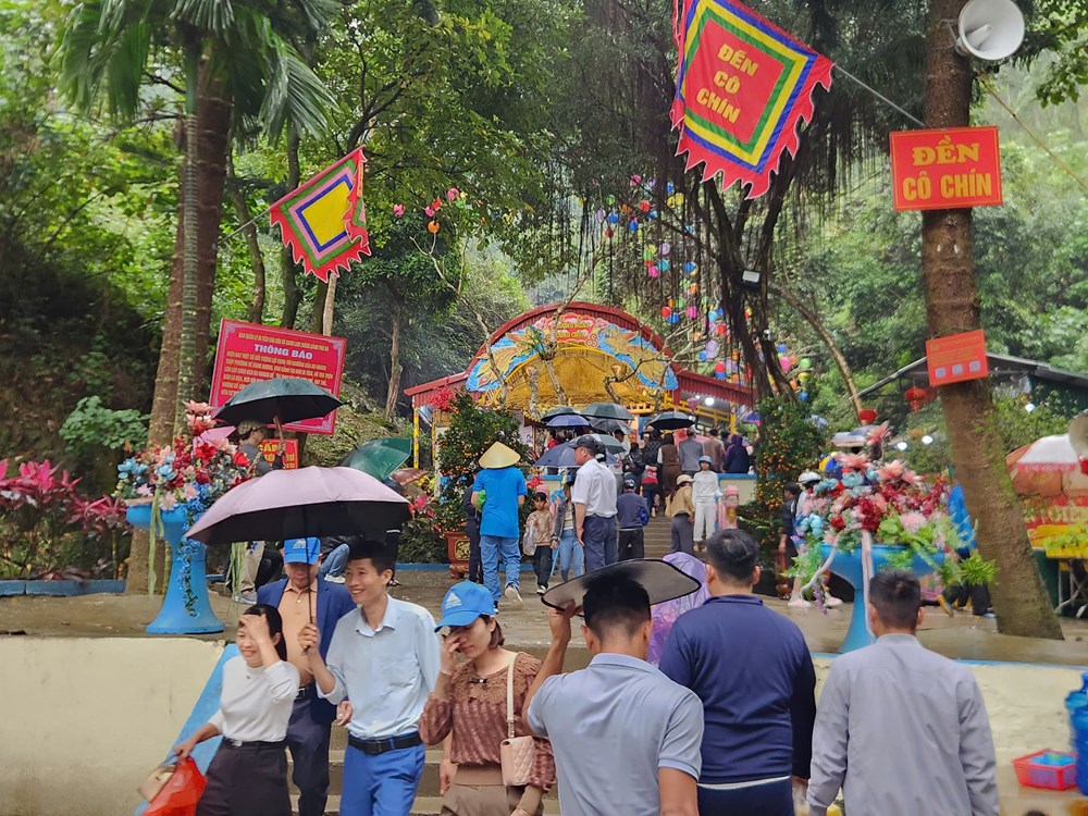 Dòng người hành hương về Phủ Na dưới mưa Xuân - ảnh 3