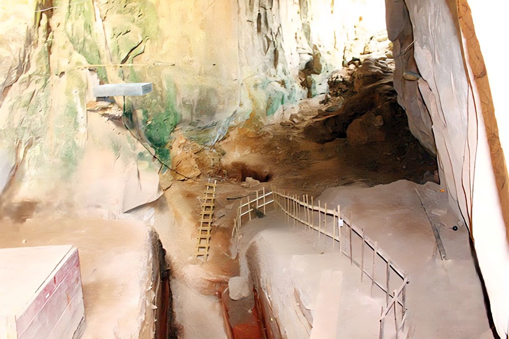 Đường vào di tích hang Con Moong lùi hạn về đích - ảnh 1