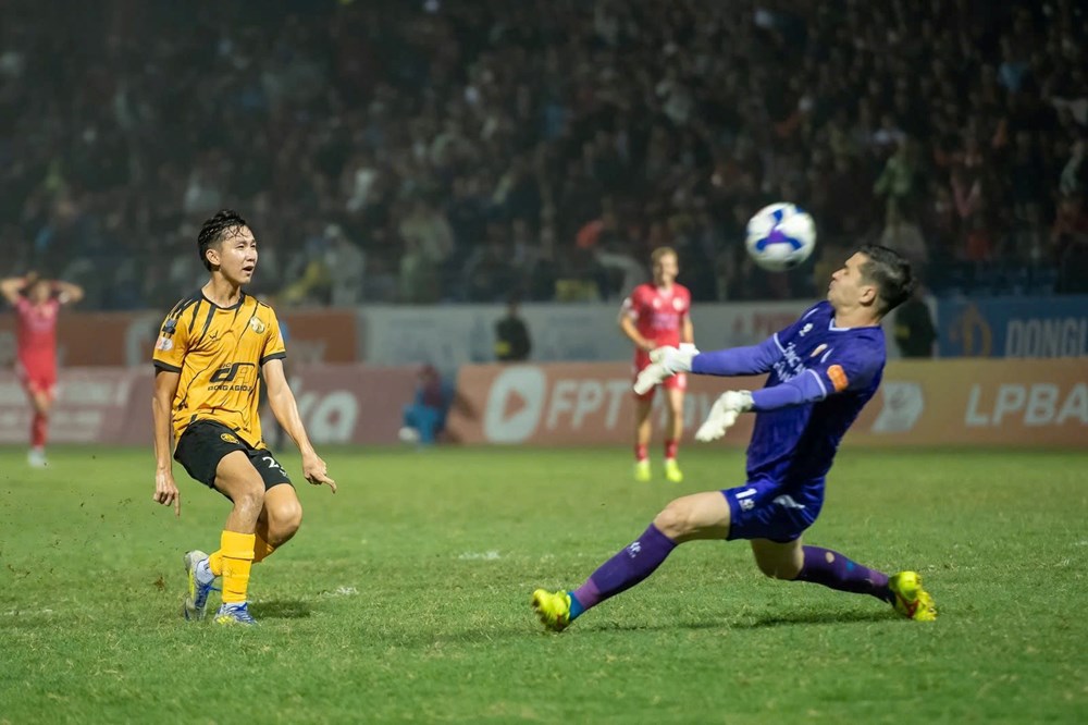 Bàn thắng giữa sân của Văn Hậu, cú đúp Alan: Công an Hà Nội lội ngược dòng tại xứ Thanh - ảnh 1