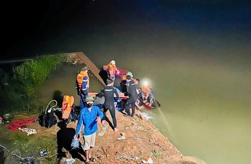 Thanh Hoá: Xuyên đêm tìm thi thể nạn nhân vụ ô tô rơi sông Nhà Lê - ảnh 1