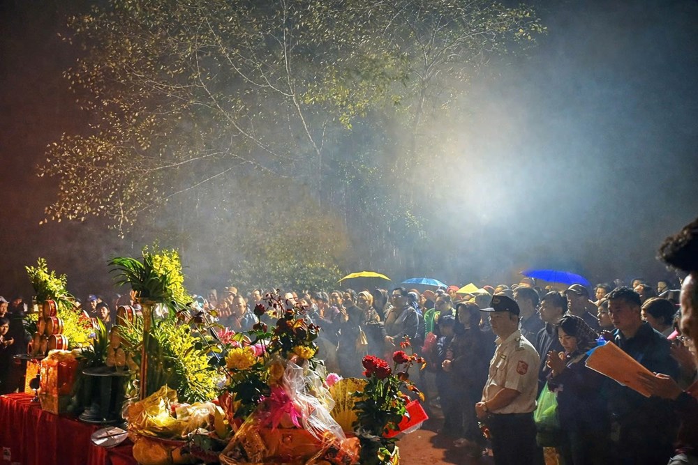 Hàng ngàn người lên đỉnh núi Nưa “mở cổng trời” - ảnh 1