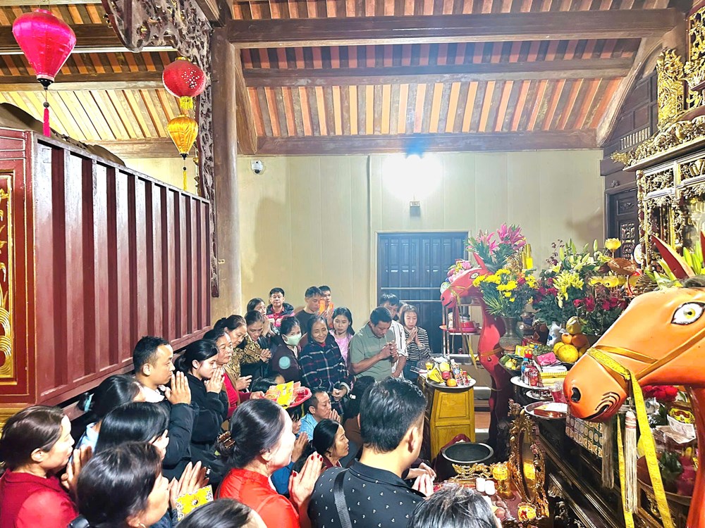 Hàng ngàn người lên đỉnh núi Nưa “mở cổng trời” - ảnh 2