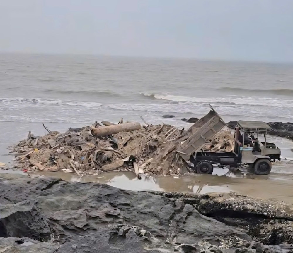 Làm rõ vụ xe công nông chở rác đổ ra biển Hải Tiến - ảnh 1