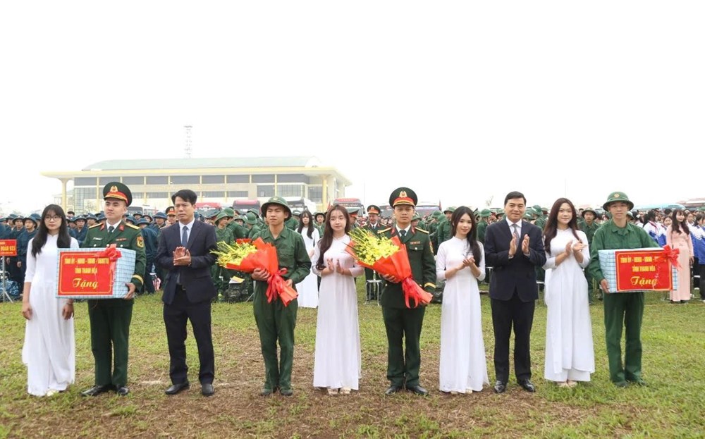 Thanh niên xứ Thanh rộn ràng ngày hội lên đường nhập ngũ - ảnh 7