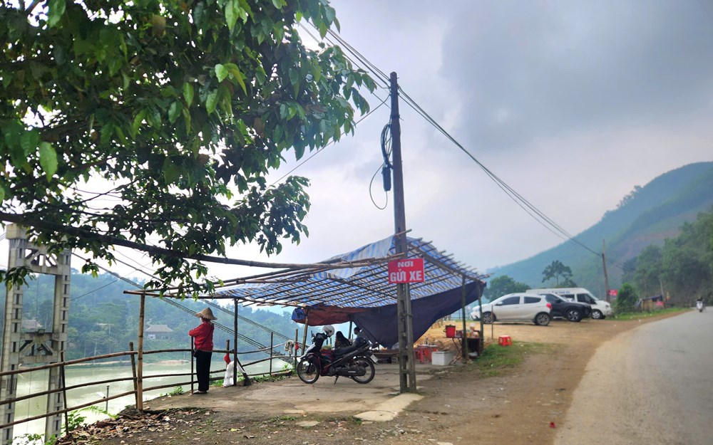 Bản Mạ hút khách đầu xuân, bãi giữ xe tự phát ngang nhiên mọc trên tỉnh lộ 519 - ảnh 3