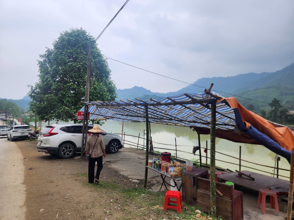 Bản Mạ hút khách đầu xuân, bãi giữ xe tự phát ngang nhiên mọc trên tỉnh lộ 519 - ảnh 1