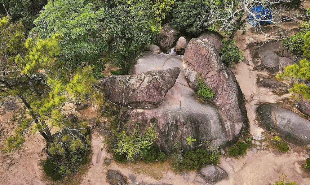 Hòn Trống Mái – mối tình hóa đá giữa trời biển Sầm Sơn - ảnh 2