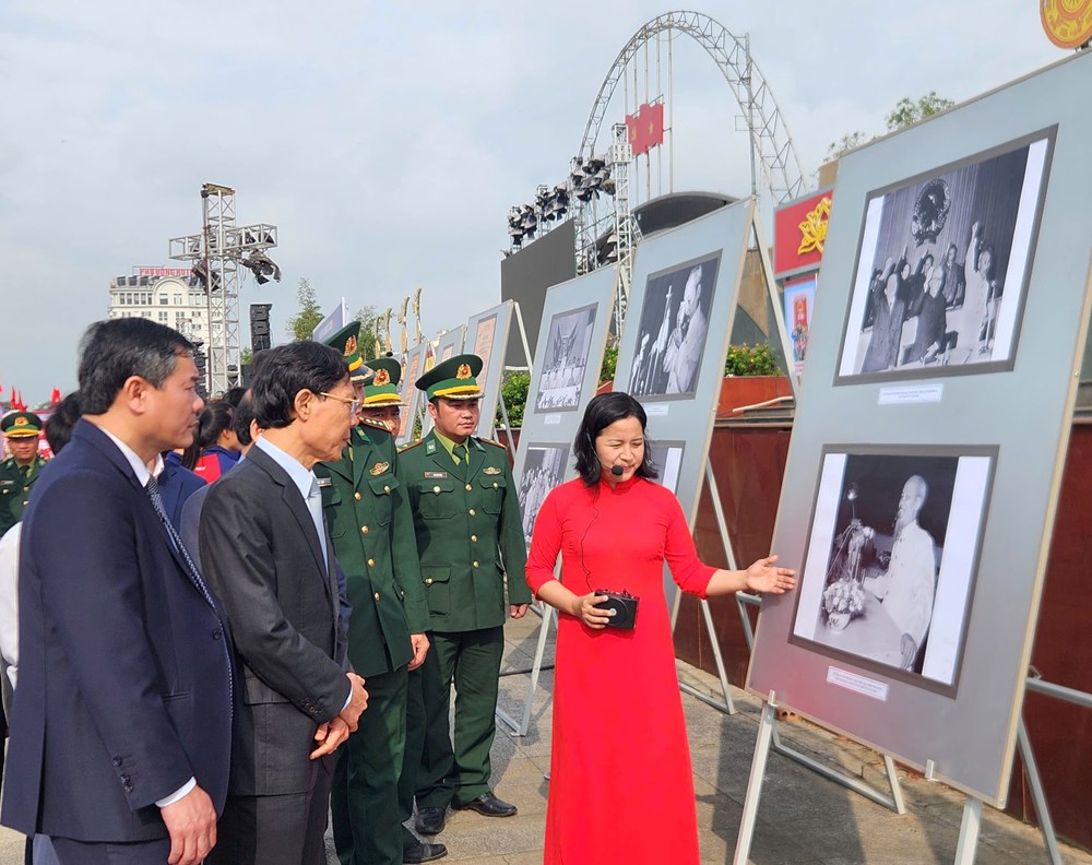 Khai mạc triển lãm tranh cổ động và ảnh tư liệu chào mừng bầu cử Quốc hội khóa XVI - ảnh 1