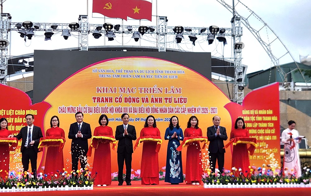 Khai mạc triển lãm tranh cổ động và ảnh tư liệu chào mừng bầu cử Quốc hội khóa XVI - ảnh 2