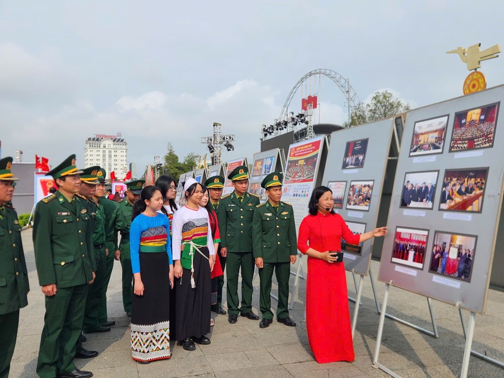 Khai mạc triển lãm tranh cổ động và ảnh tư liệu chào mừng bầu cử Quốc hội khóa XVI - ảnh 4