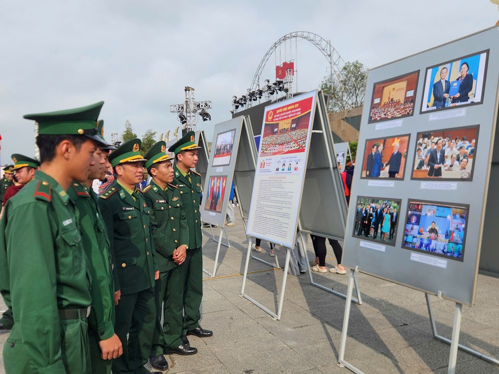 Khai mạc triển lãm tranh cổ động và ảnh tư liệu chào mừng bầu cử Quốc hội khóa XVI - ảnh 5