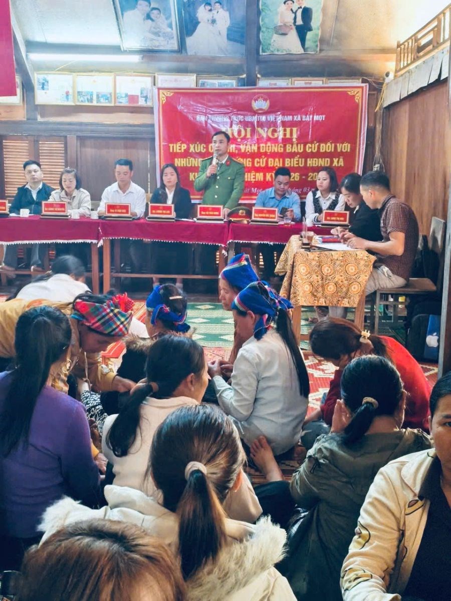 “Đi từng ngõ, gõ từng nhà” ở xã biên giới trước ngày bầu cử - ảnh 2