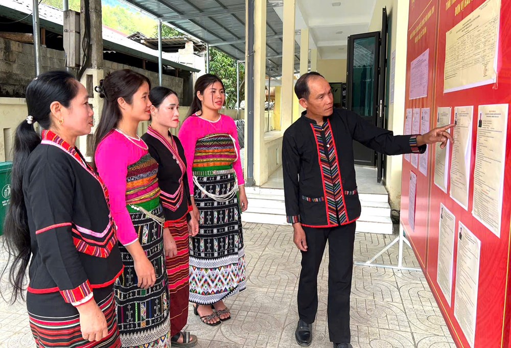 “Cầu nối” bản biên cương trước ngày bầu cử - ảnh 1