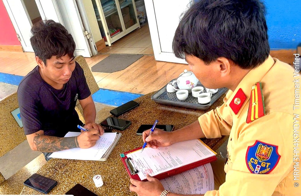 Vượt ẩu trên đỉnh dốc, tài xế xe rác bị xử phạt - ảnh 1