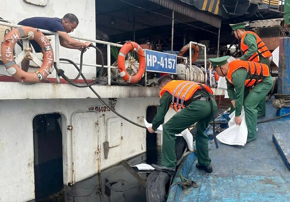 Tàu 2.254 tấn chìm tại cảng Nghi Sơn do sự cố cẩu hàng - ảnh 1