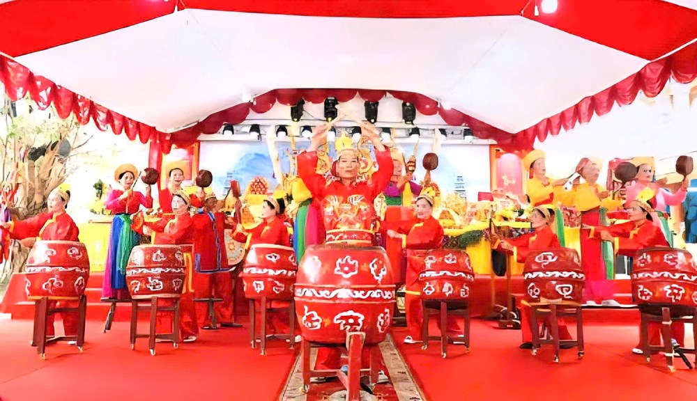 Rước Long Châu cầu mùa, lễ hội cầu ngư Lạch Trường hút khách - ảnh 2