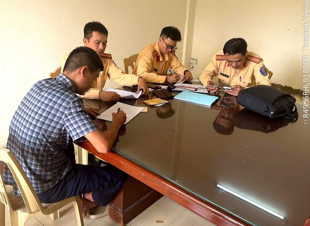 Gắn biển số “ảo”, vượt ẩu trên phố: Bị đề xuất phạt hơn 50 triệu đồng - ảnh 1