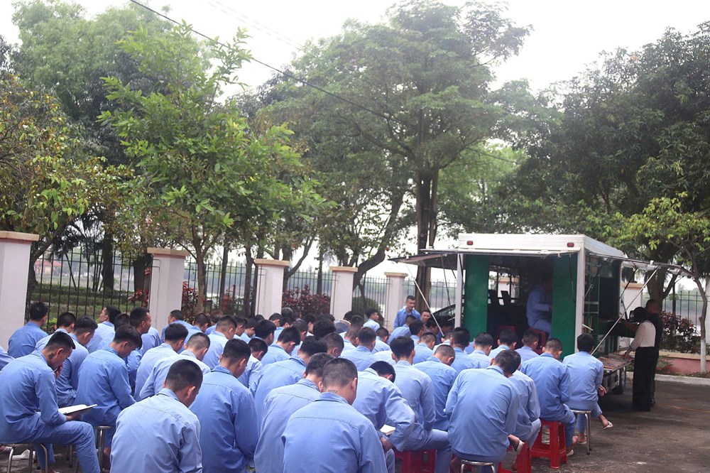 Phòng đọc sách thắp lại niềm tin sau song cửa - ảnh 6