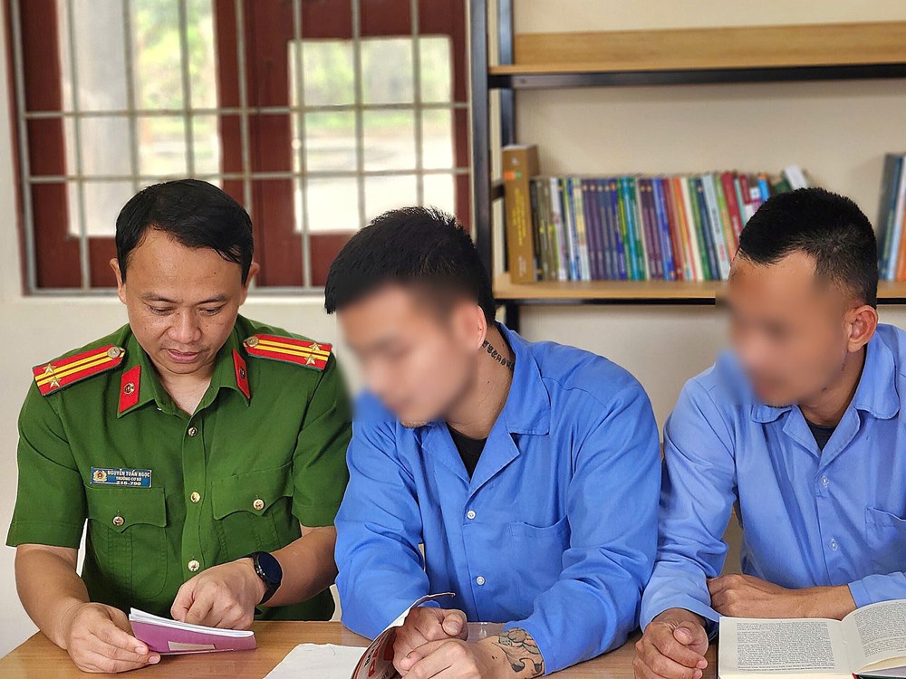 Phòng đọc sách thắp lại niềm tin sau song cửa - ảnh 2