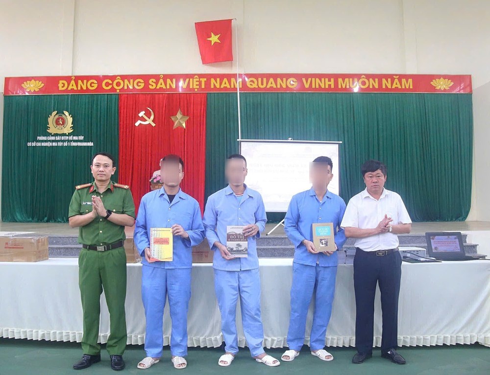 Phòng đọc sách thắp lại niềm tin sau song cửa - ảnh 1