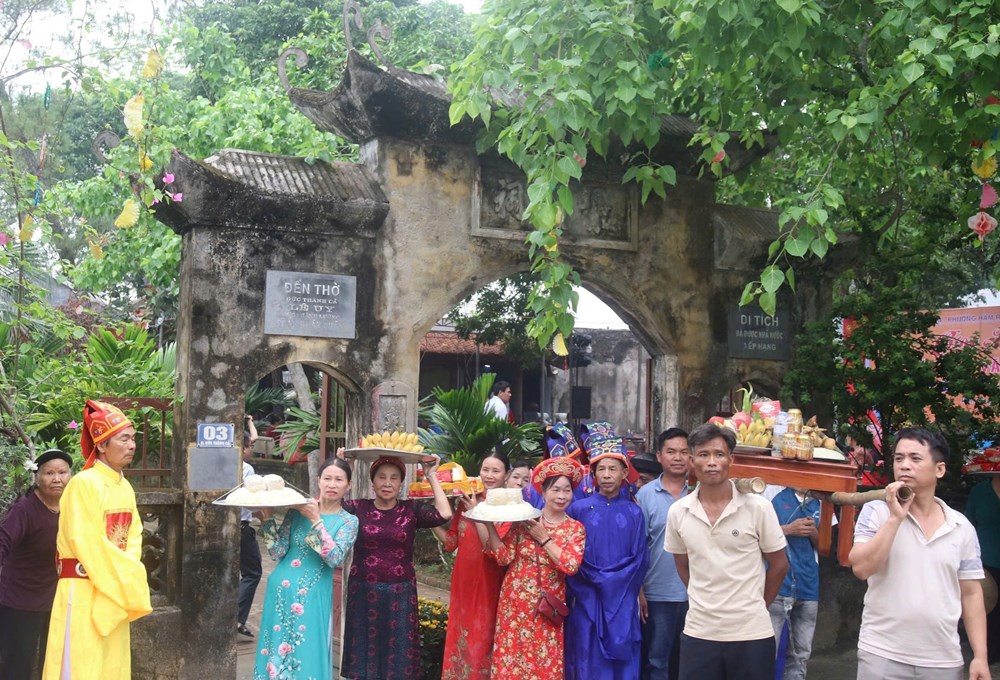 Trẩy hội đền Đức Thánh Cả giữa lòng làng cổ Đông Sơn - ảnh 3