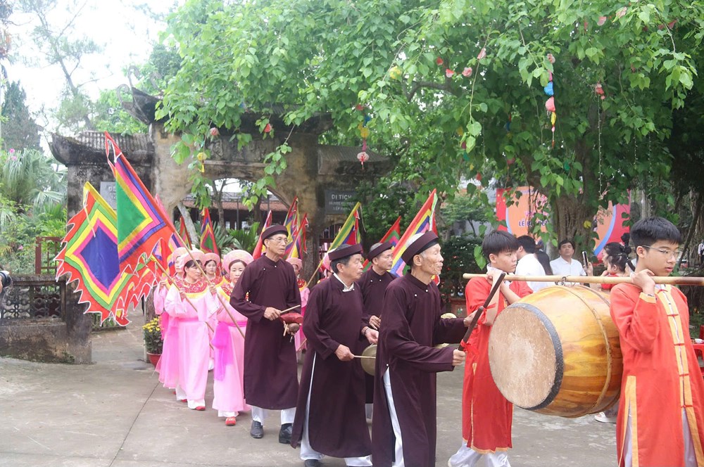 Trẩy hội đền Đức Thánh Cả giữa lòng làng cổ Đông Sơn - ảnh 1