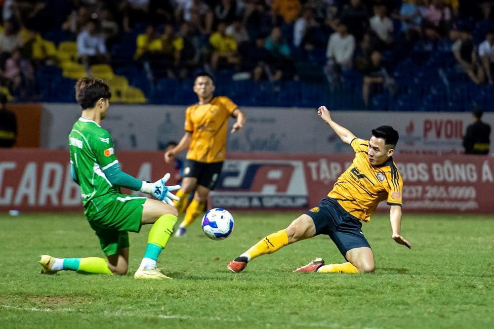 Đông Á Thanh Hóa đánh rơi chiến thắng, tự làm khó trong cuộc đua trụ hạng - ảnh 1
