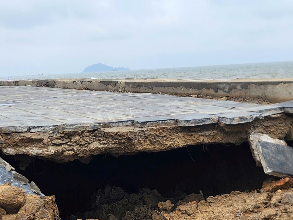 Kè biển Hải Tiến vừa đưa vào sử dụng từ tháng 6.2025 đã xuất hiện sụt lún - ảnh 2