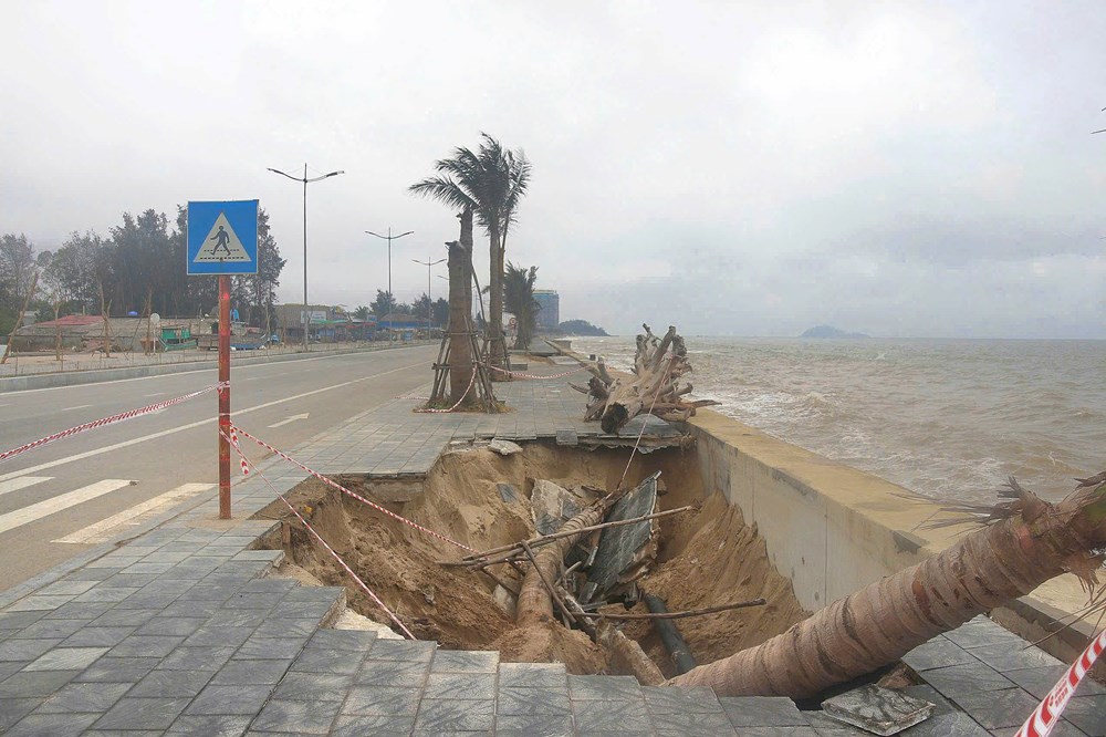 Kè biển Hải Tiến vừa đưa vào sử dụng từ tháng 6.2025 đã xuất hiện sụt lún - ảnh 1