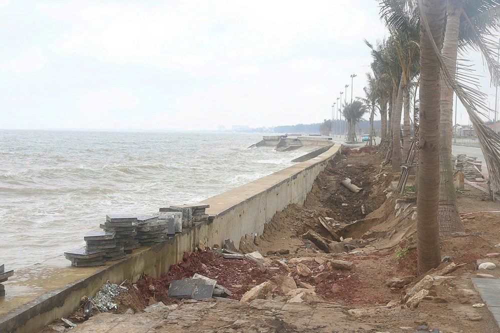 Kè biển Hải Tiến vừa đưa vào sử dụng từ tháng 6.2025 đã xuất hiện sụt lún - ảnh 3
