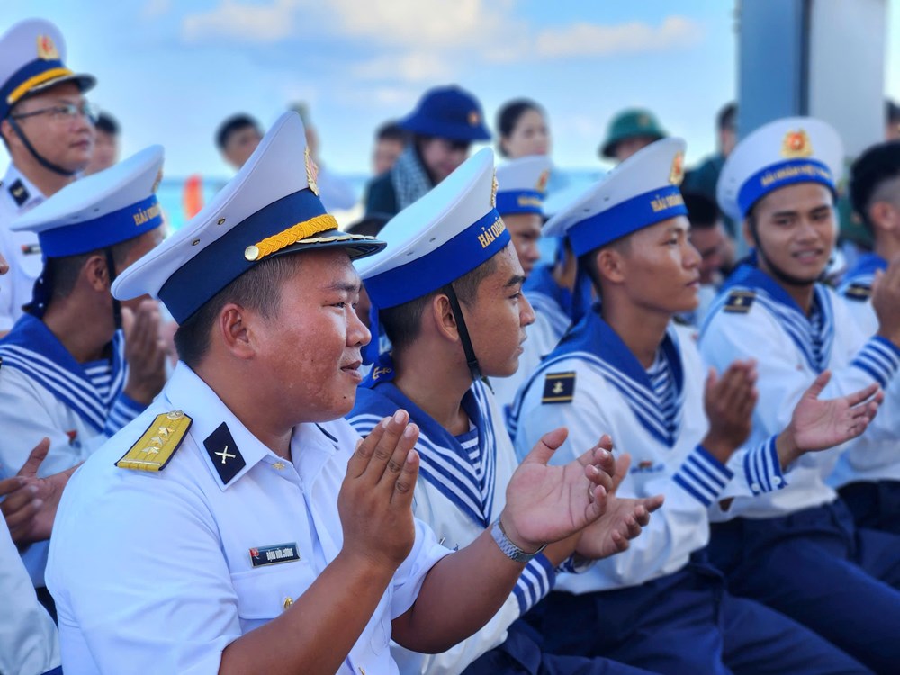 Ra Trường Sa hát giữa trùng khơi: Những lời ca chạm đến trái tim người lính đảo - ảnh 6