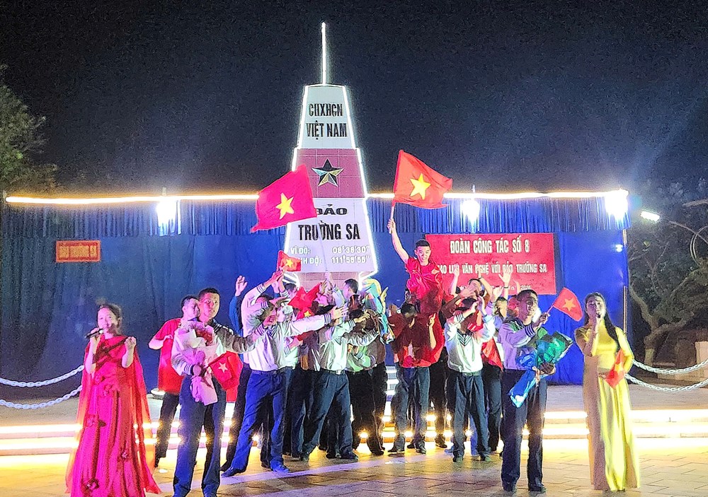 Ra Trường Sa hát giữa trùng khơi: Những lời ca chạm đến trái tim người lính đảo - ảnh 1