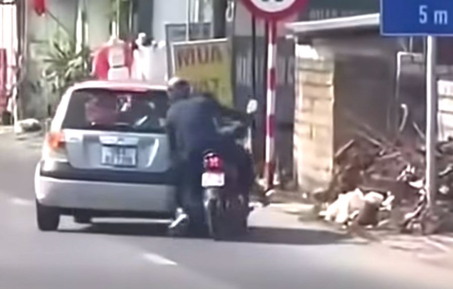 Ô tô bất ngờ chèn ngã xe máy trên Quốc lộ 1A, tài xế khai do mất tập trung - ảnh 1