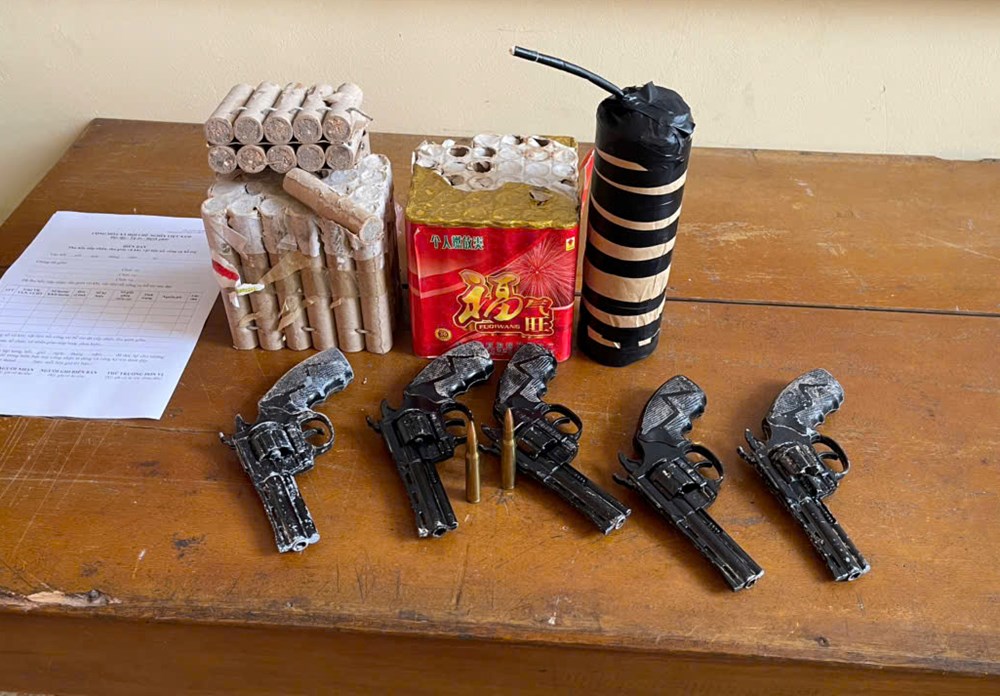 Nhặt túi bên đường, người đàn ông tá hỏa phát hiện 5 khẩu súng và đạn quân dụng - ảnh 1