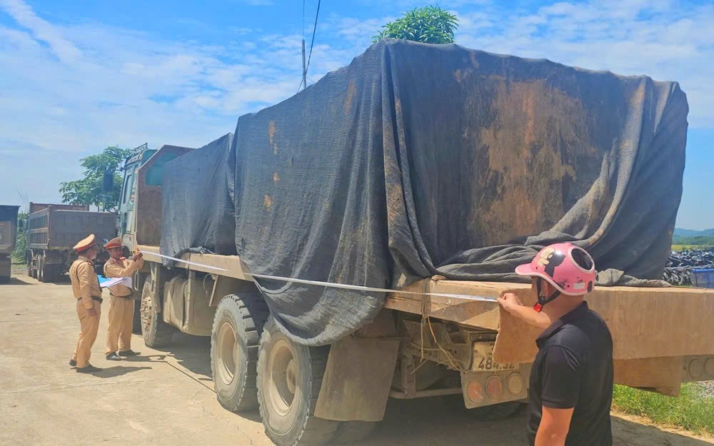 Xe quá tải tung hoành trong đêm, CSGT Thanh Hóa xử phạt hàng trăm triệu đồng - ảnh 1