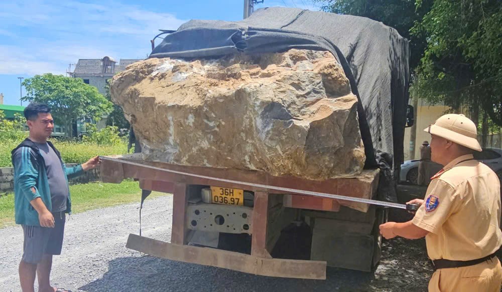 Xe quá tải tung hoành trong đêm, CSGT Thanh Hóa xử phạt hàng trăm triệu đồng - ảnh 2