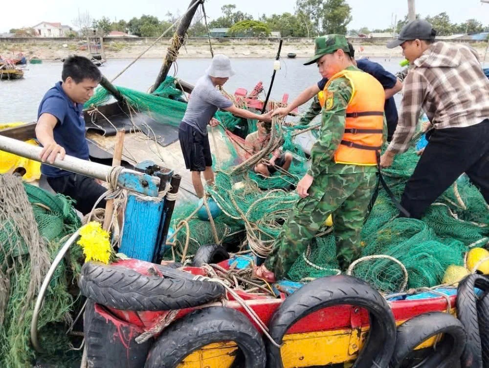 Trục vớt thành công 2 tàu cá bị chìm ở cửa Lạch Ghép - ảnh 2