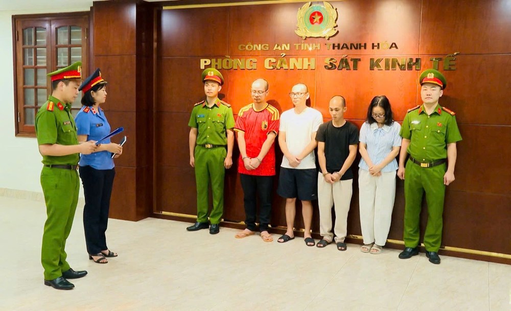 Triệt phá đường dây buôn lậu hơn 500 xe điện ba bánh xuyên biên giới - ảnh 1